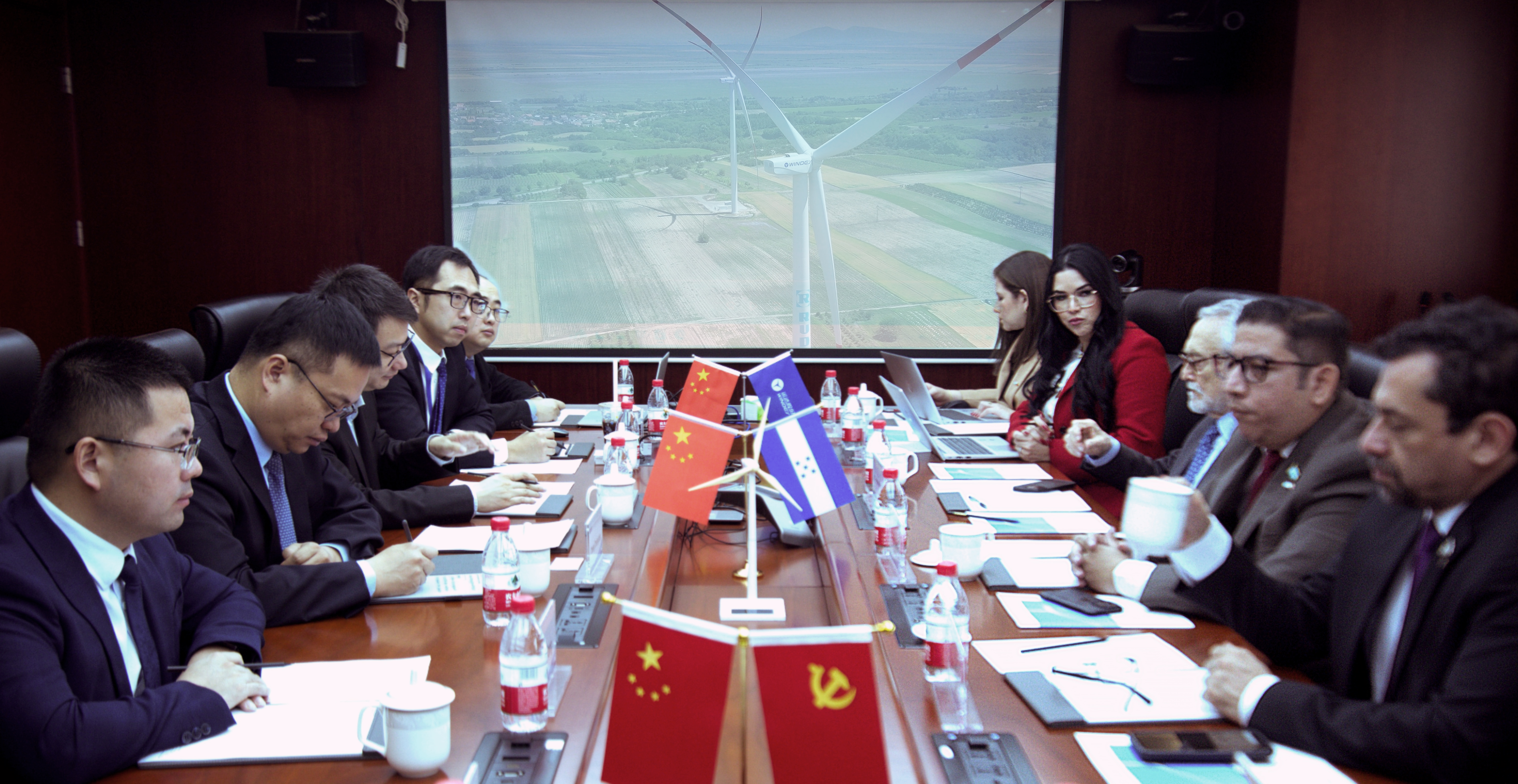 洪都拉斯能源部部长及驻华大使一行到鸿运国际股份考察